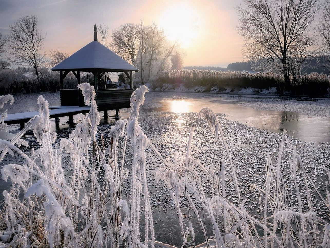 Una línea de hielo vista al amanecer en el lago en las montañas